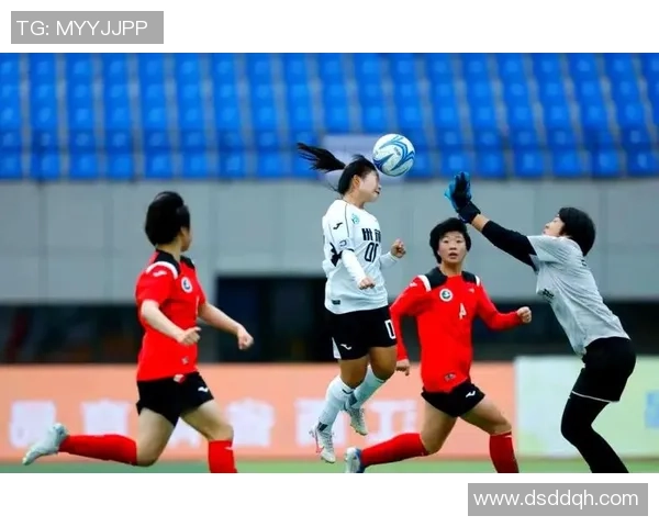 女生足球号引领青春风潮展现女性力量与竞技魅力