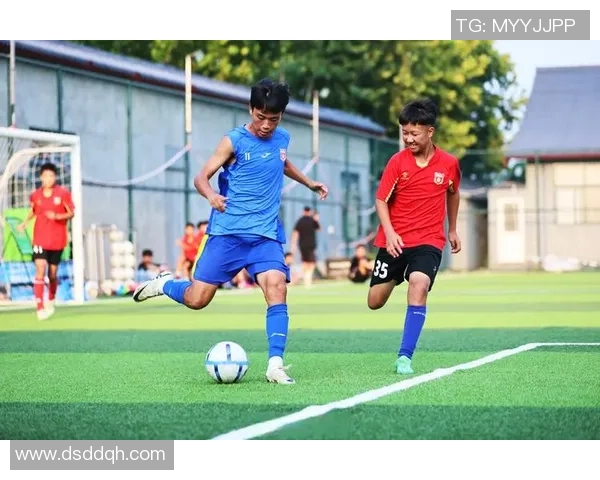 在绿茵场上追逐梦想初二校园足球的热血与成长